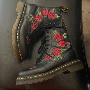 Red roses Dr. Martens size 5
